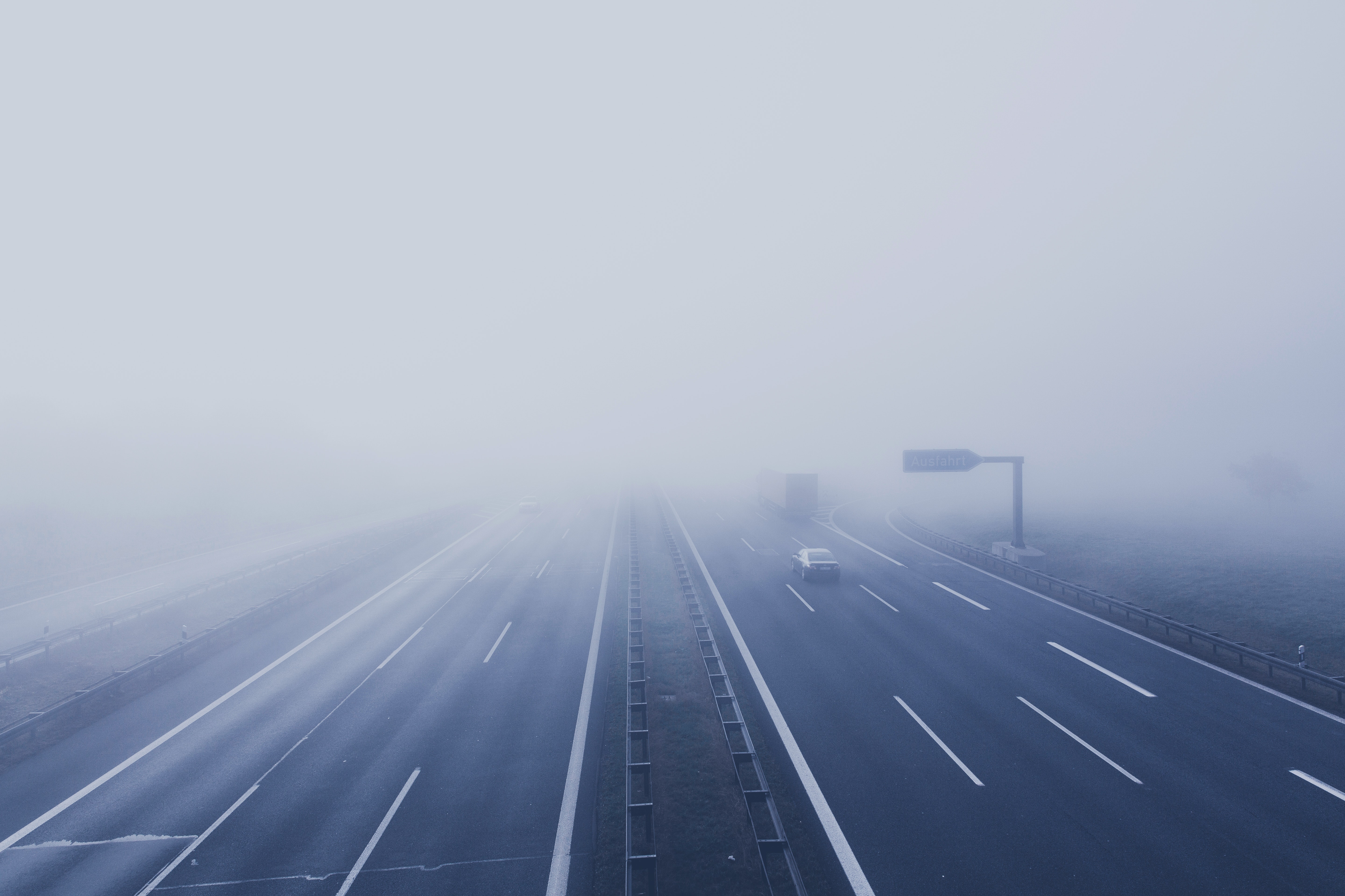 Conducir con niebla: consejos y precauciones