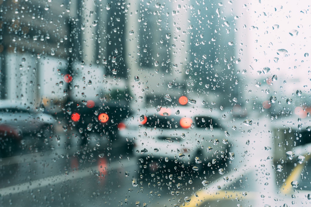Com afecten les pluges a l'interior del vehicle?